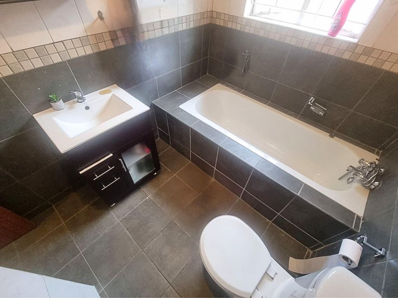 Two-bedroom townhouse with garage & carport - Photo 5