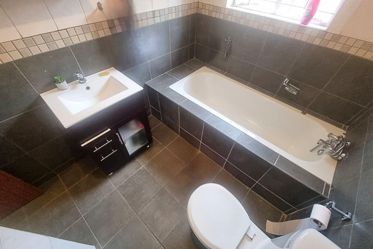 Two-bedroom townhouse with garage & carport - Photo 5