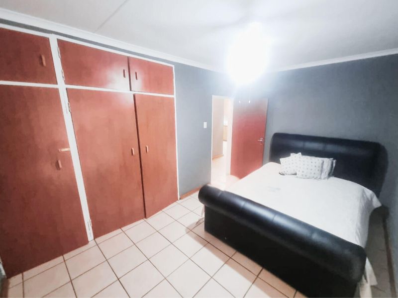 Two-bedroom townhouse with garage & carport - Photo 4