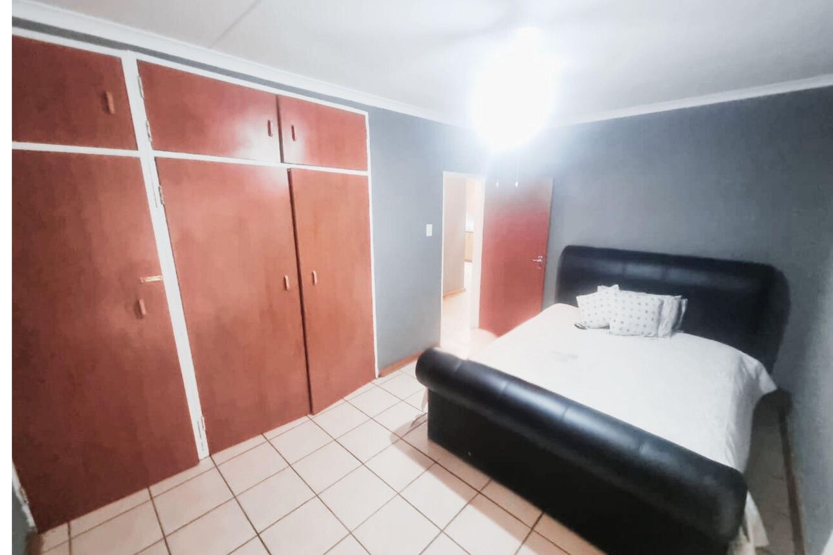 Two-bedroom townhouse with garage & carport - Photo 4