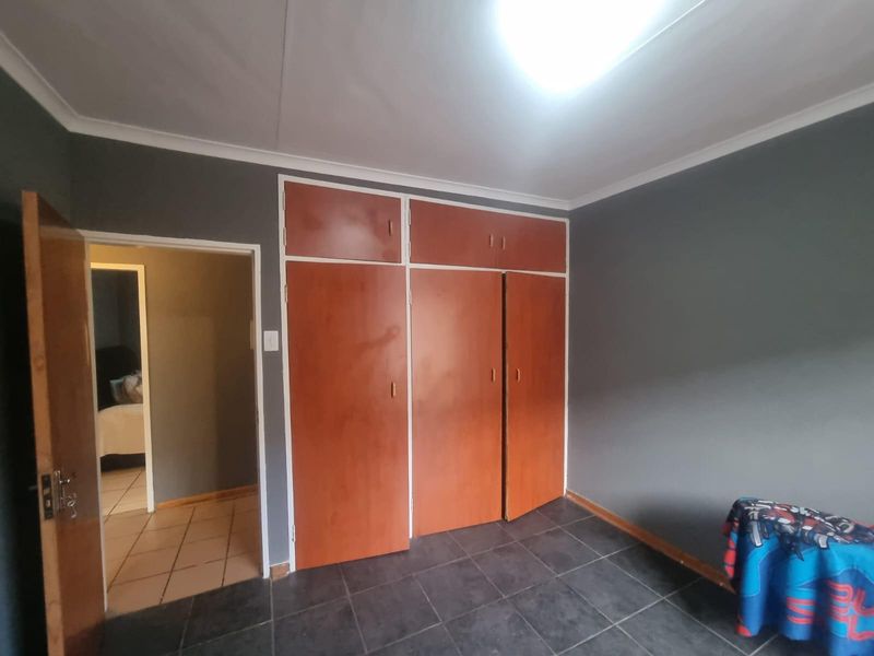 Two-bedroom townhouse with garage & carport - Photo 3