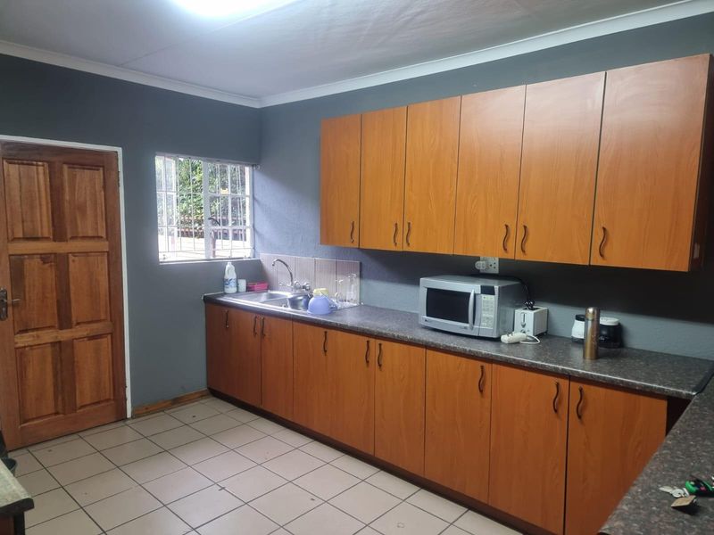 Two-bedroom townhouse with garage & carport - Photo 2