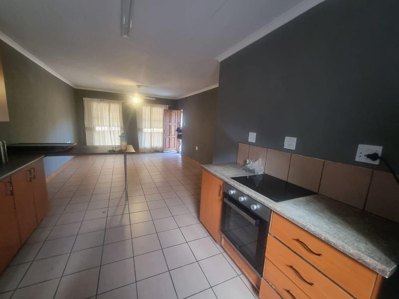 Two-bedroom townhouse with garage & carport - Photo 1