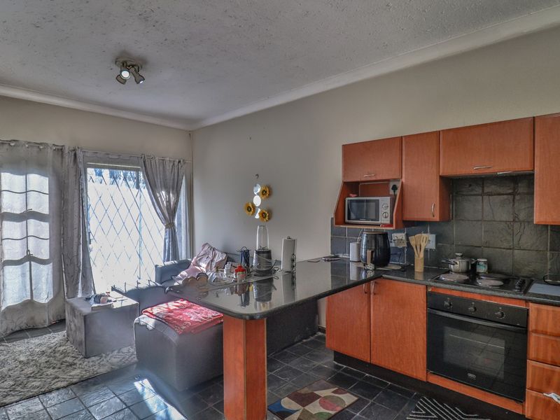 2 bed and 1 bath Ground Floor unit - Photo 2