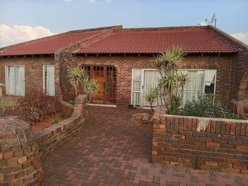 3 Bedroom 2 Bathroom Corner Stand House for Sale. - Photo 1