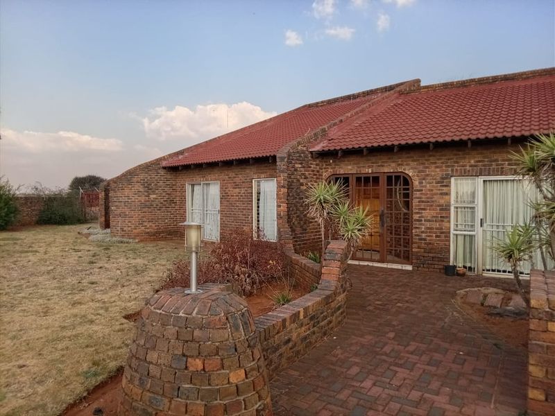 3 Bedroom 2 Bathroom Corner Stand House for Sale. - Photo 2