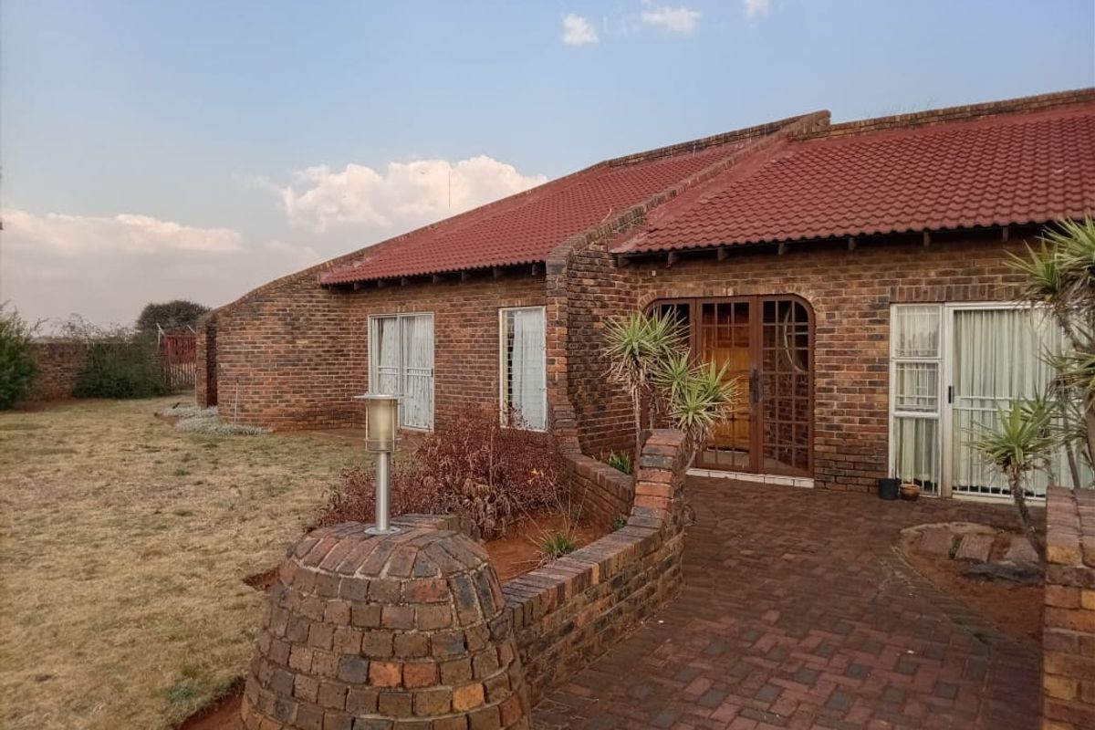 3 Bedroom 2 Bathroom Corner Stand House for Sale. - Photo 2