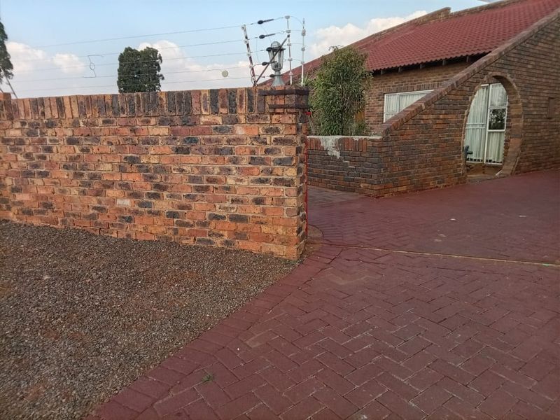 3 Bedroom 2 Bathroom Corner Stand House for Sale. - Photo 8