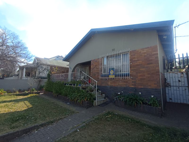 5 Bedroom House for Sale in Brixton, Johannesburg - Photo 2