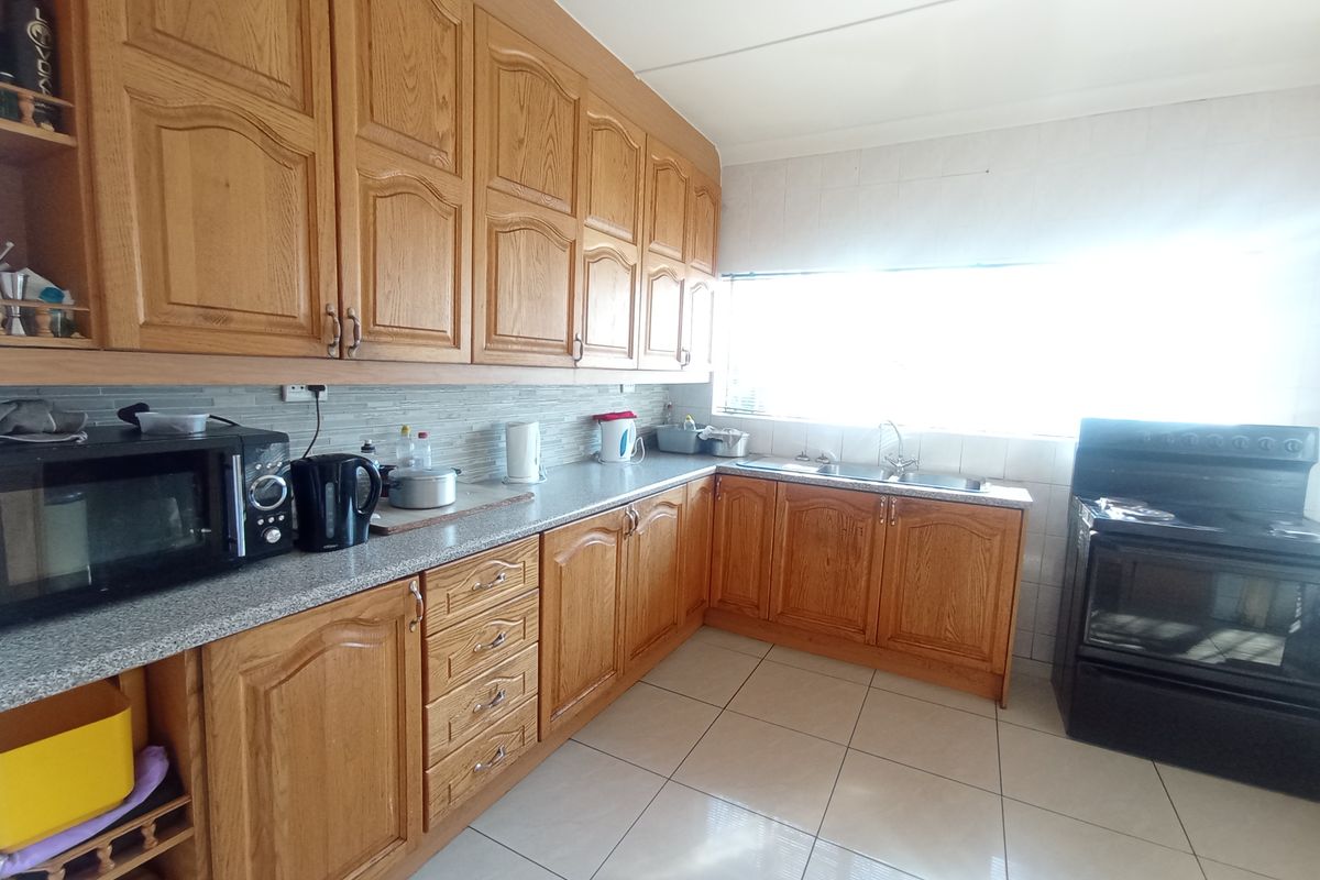 5 Bedroom House for Sale in Brixton, Johannesburg - Photo 3
