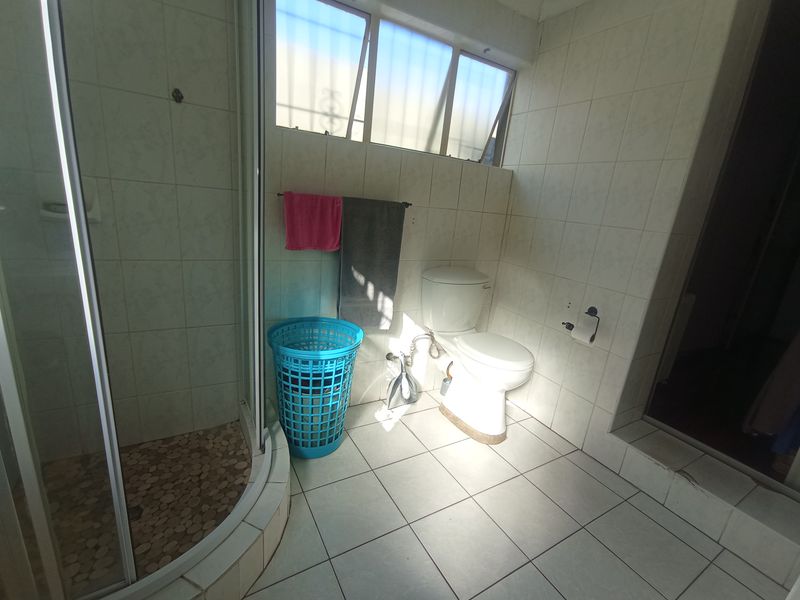 5 Bedroom House for Sale in Brixton, Johannesburg - Photo 9