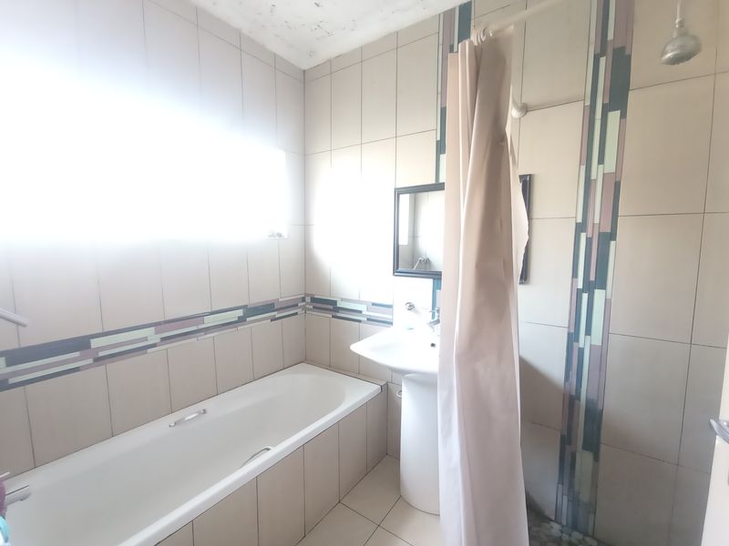 5 Bedroom House for Sale in Brixton, Johannesburg - Photo 10
