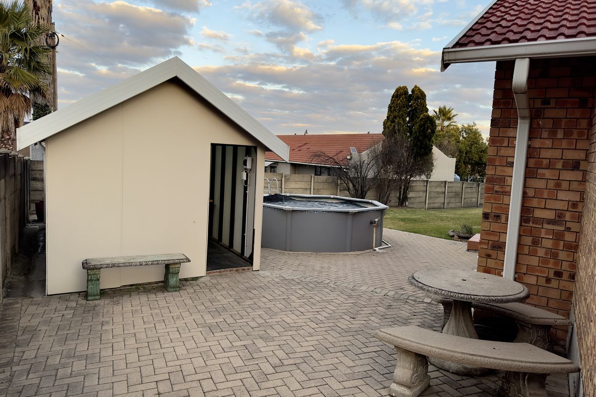 Spacious Family Home with Solar Power and Flatlet Potential. - Photo 3
