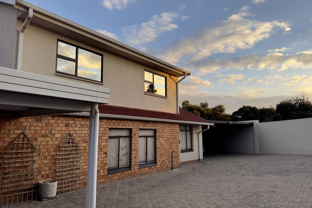 Spacious Family Home with Solar Power and Flatlet Potential. - Photo 2