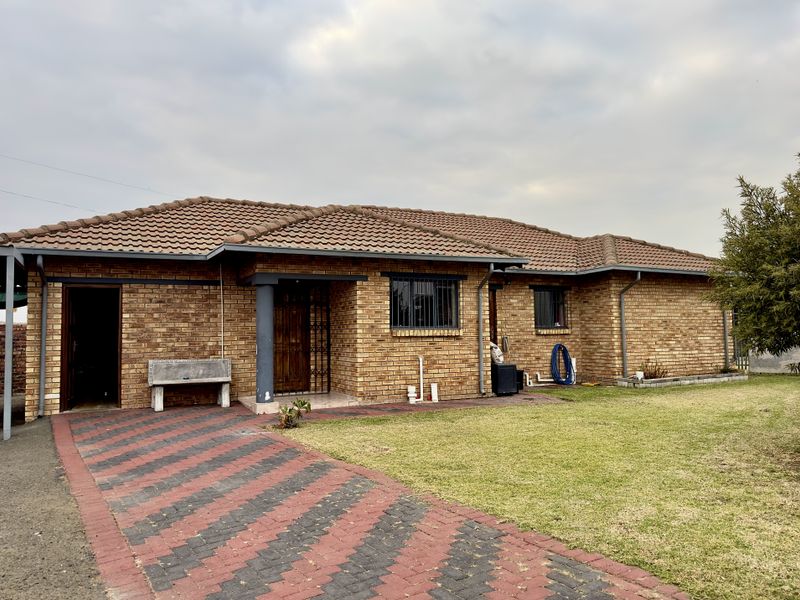 Well-Maintained Home Offering Comfort, Space and Security. - Photo 1