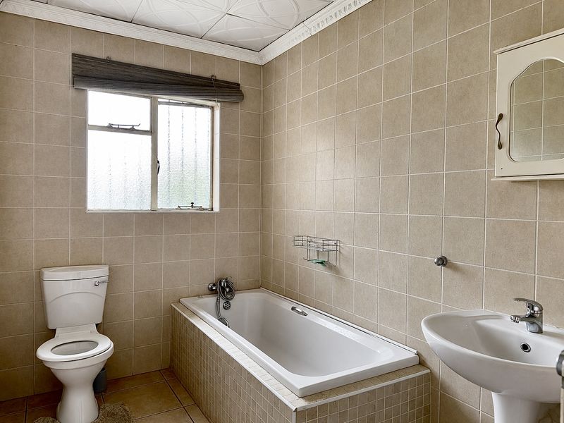 Well-Maintained Home Offering Comfort, Space and Security. - Photo 10
