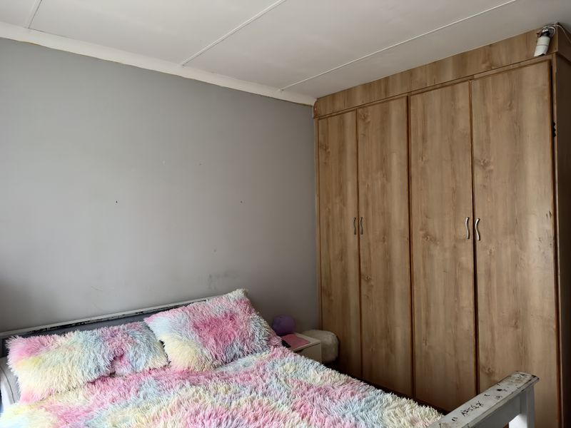 Well-Maintained Home Offering Comfort, Space and Security. - Photo 9