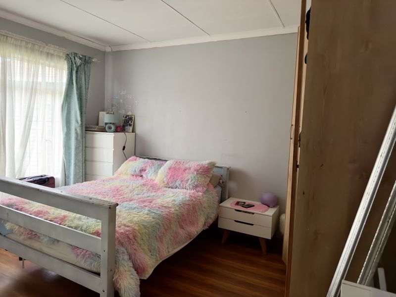 Well-Maintained Home Offering Comfort, Space and Security. - Photo 8