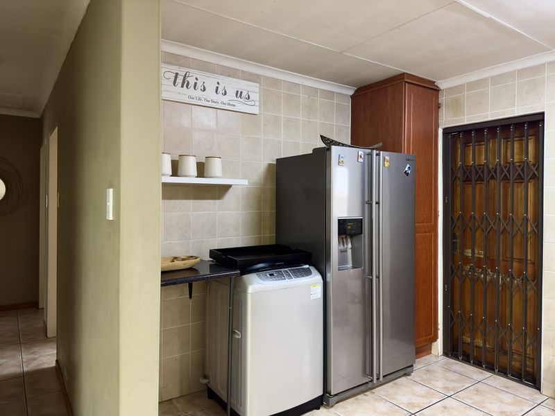 Well-Maintained Home Offering Comfort, Space and Security. - Photo 4