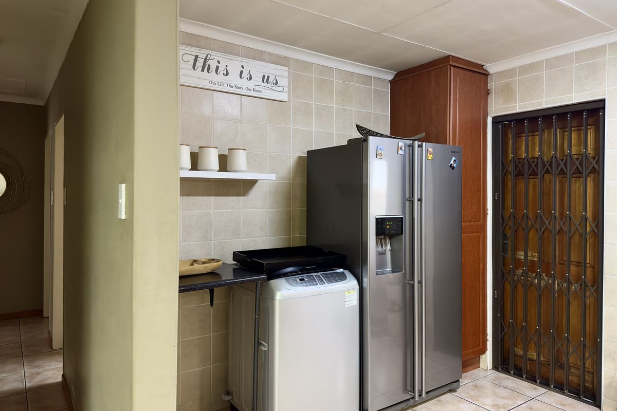 Well-Maintained Home Offering Comfort, Space and Security. - Photo 4