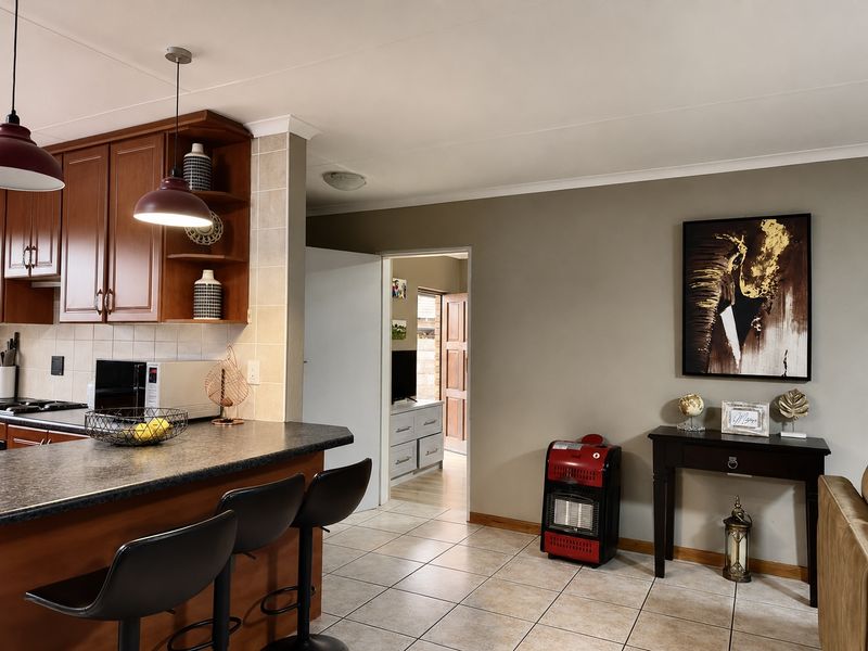 Well-Maintained Home Offering Comfort, Space and Security. - Photo 3