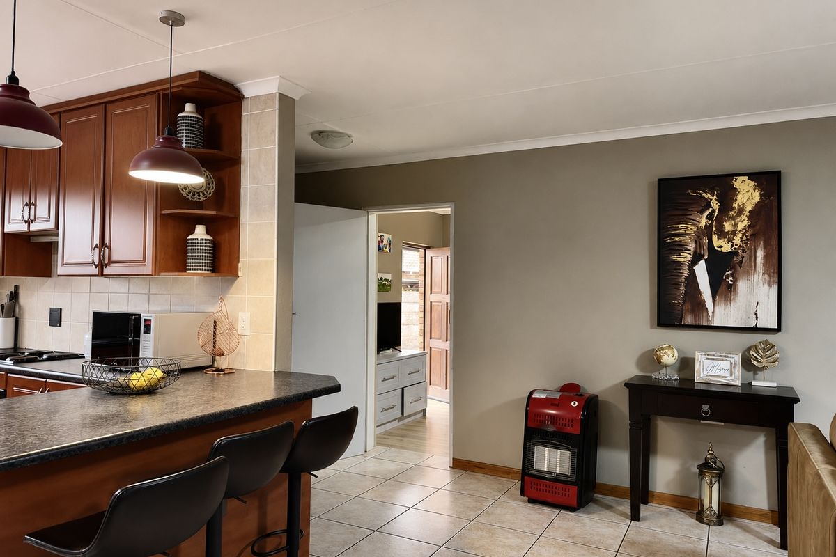 Well-Maintained Home Offering Comfort, Space and Security. - Photo 3