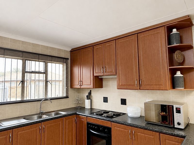 Well-Maintained Home Offering Comfort, Space and Security. - Photo 2
