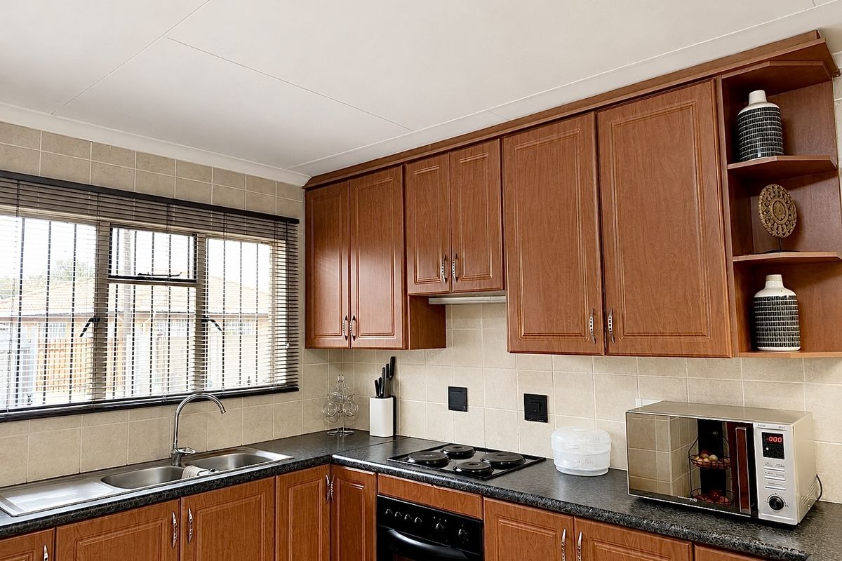 Well-Maintained Home Offering Comfort, Space and Security. - Photo 2
