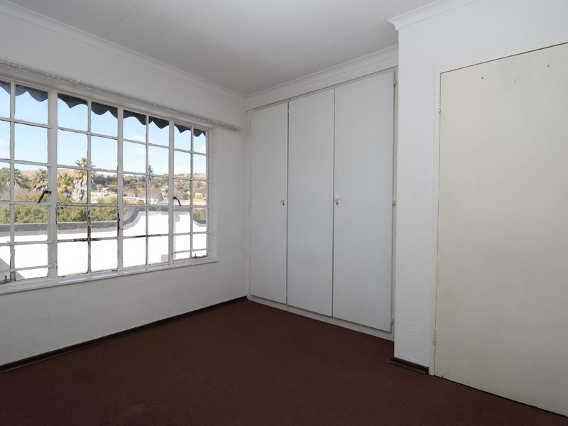 Charming 2 Bedroom Upstairs Apartment in Helderkruin - Available 1 August - Photo 10