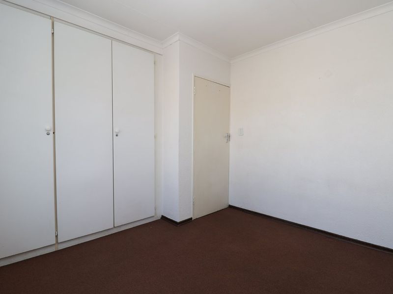Charming 2 Bedroom Upstairs Apartment in Helderkruin - Available 1 August - Photo 9