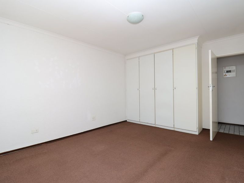 Charming 2 Bedroom Upstairs Apartment in Helderkruin - Available 1 August - Photo 8