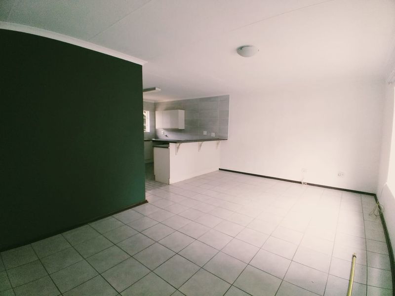 Charming 2 Bedroom Upstairs Apartment in Helderkruin - Available 1 August - Photo 6