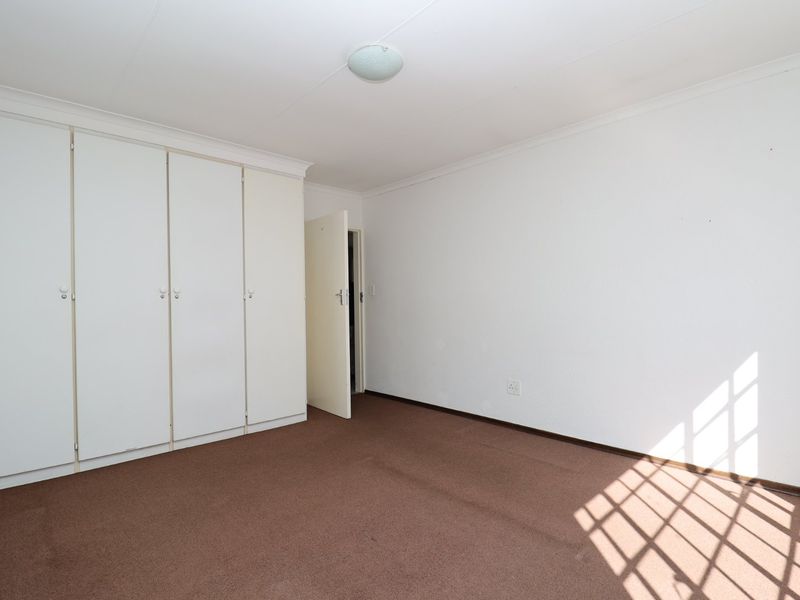 Charming 2 Bedroom Upstairs Apartment in Helderkruin - Available 1 August - Photo 7