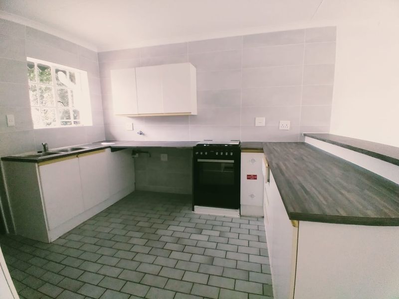 Charming 2 Bedroom Upstairs Apartment in Helderkruin - Available 1 August - Photo 2
