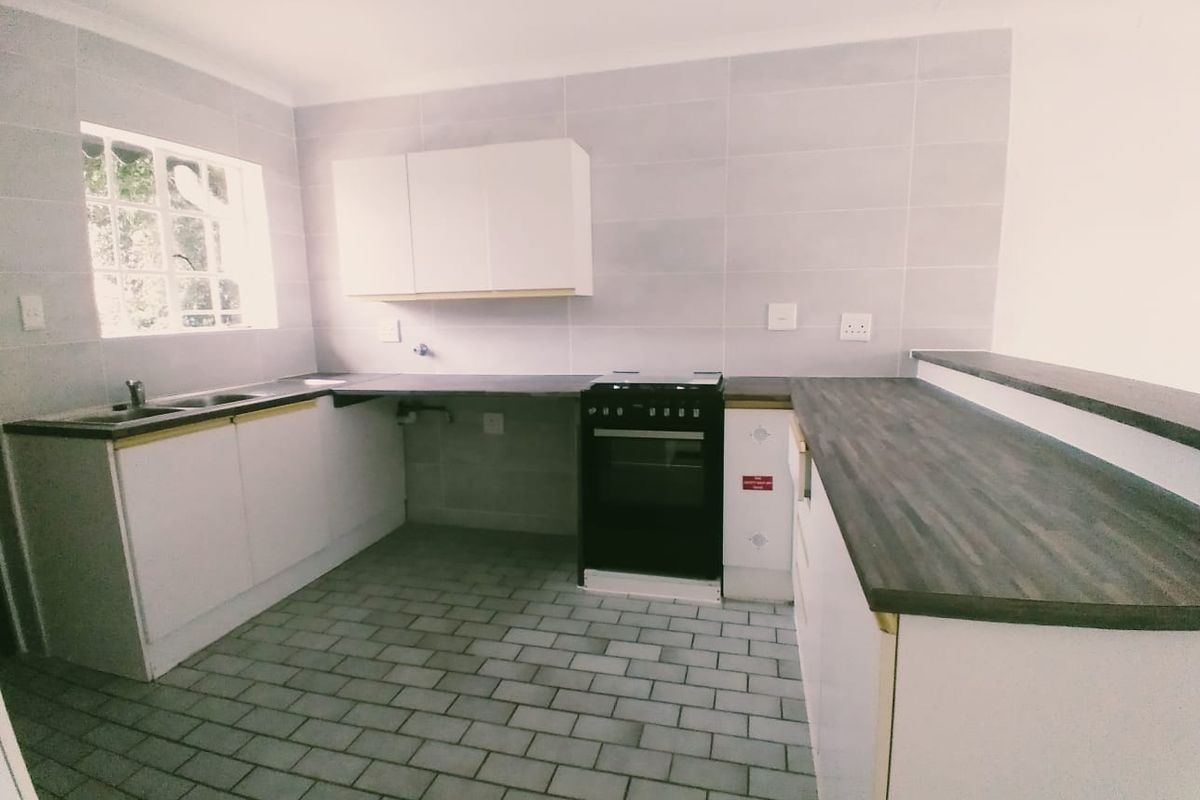 Charming 2 Bedroom Upstairs Apartment in Helderkruin - Available 1 August - Photo 2