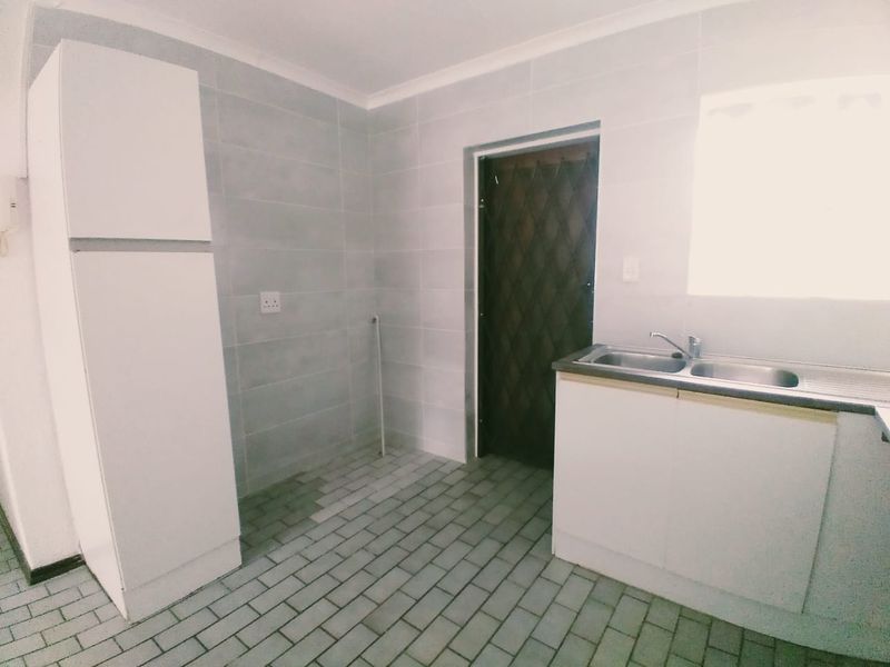 Charming 2 Bedroom Upstairs Apartment in Helderkruin - Available 1 August - Photo 4
