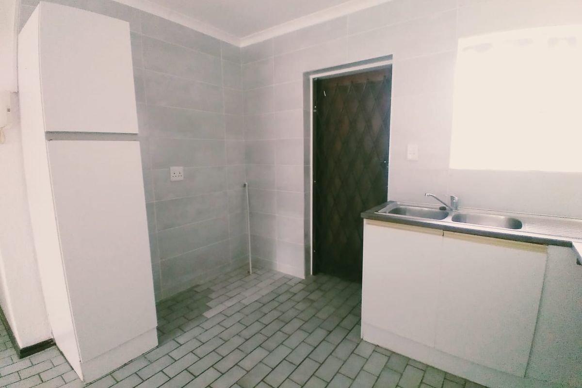 Charming 2 Bedroom Upstairs Apartment in Helderkruin - Available 1 August - Photo 4