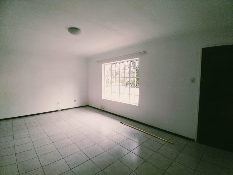 Charming 2 Bedroom Upstairs Apartment in Helderkruin - Available 1 August - Photo 5