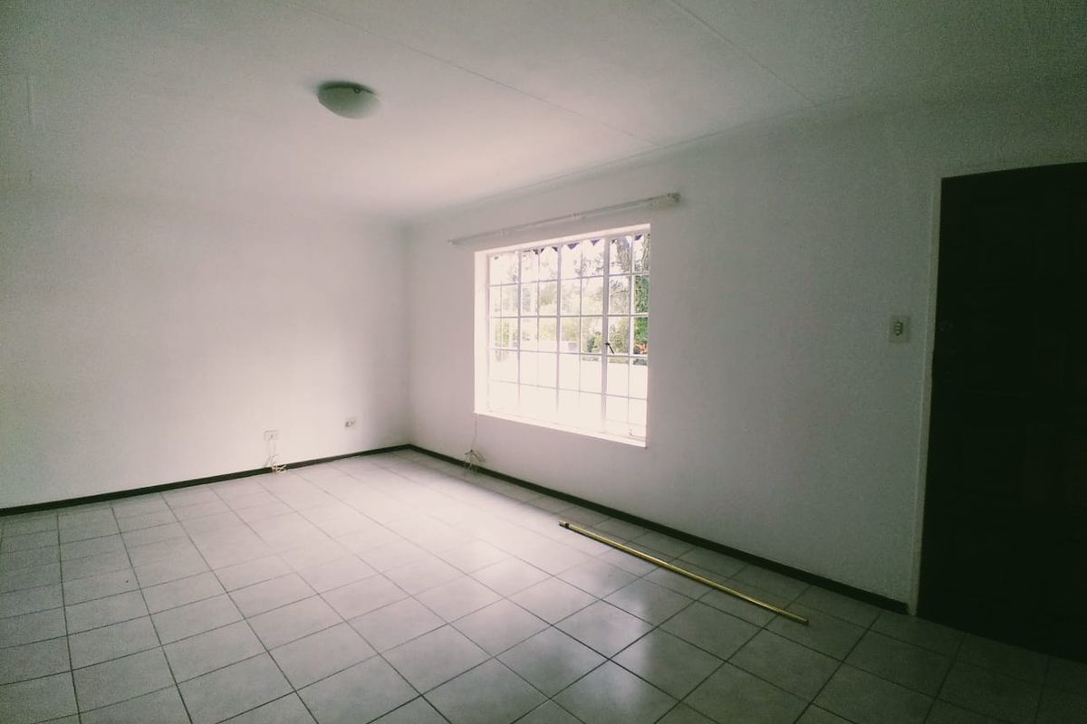 Charming 2 Bedroom Upstairs Apartment in Helderkruin - Available 1 August - Photo 5