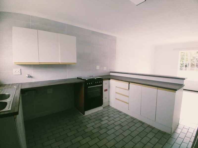 Charming 2 Bedroom Upstairs Apartment in Helderkruin - Available 1 August - Photo 3