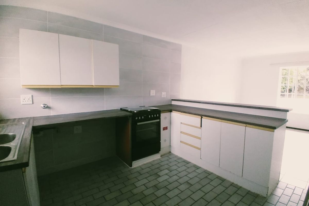 Charming 2 Bedroom Upstairs Apartment in Helderkruin - Available 1 August - Photo 3
