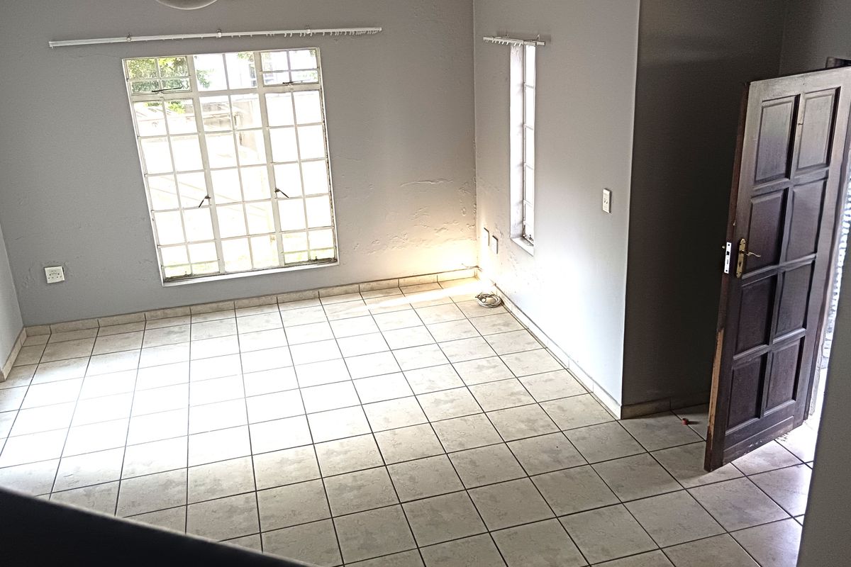 Stylish & Secure 2-Bedroom Duet in a Prime, High-Demand Estate - Photo 2