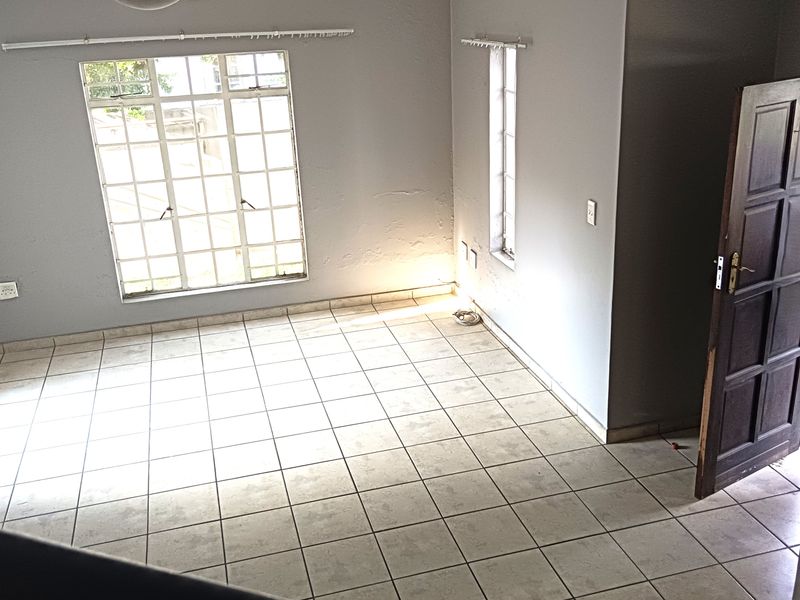 Stylish & Secure 2-Bedroom Duet in a Prime, High-Demand Estate - Photo 2