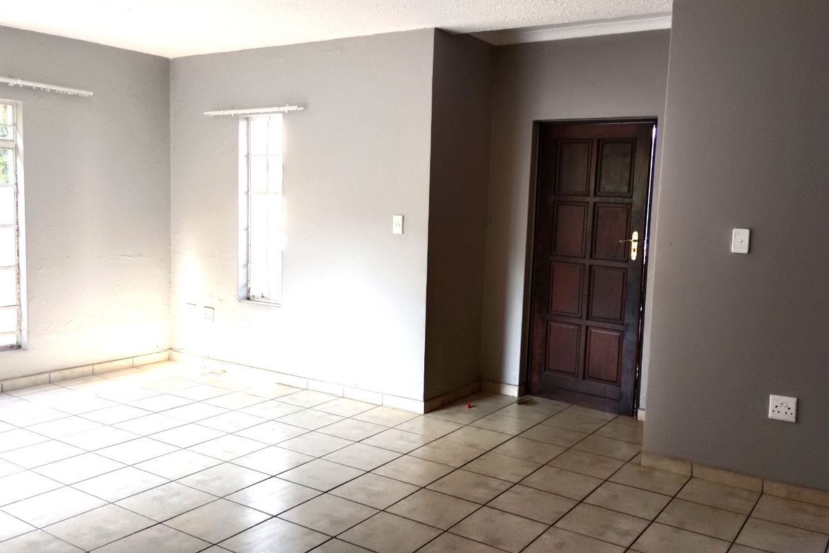 Stylish & Secure 2-Bedroom Duet in a Prime, High-Demand Estate - Photo 3