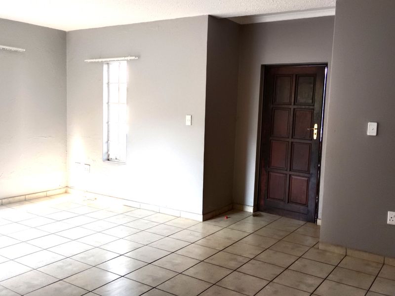 Stylish & Secure 2-Bedroom Duet in a Prime, High-Demand Estate - Photo 3