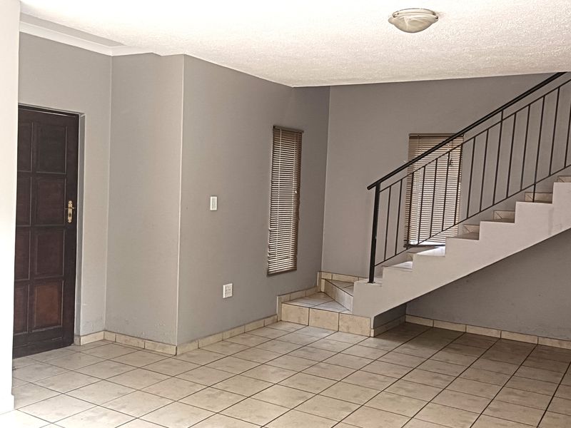 Stylish & Secure 2-Bedroom Duet in a Prime, High-Demand Estate - Photo 4