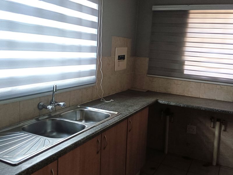 Stylish & Secure 2-Bedroom Duet in a Prime, High-Demand Estate - Photo 8