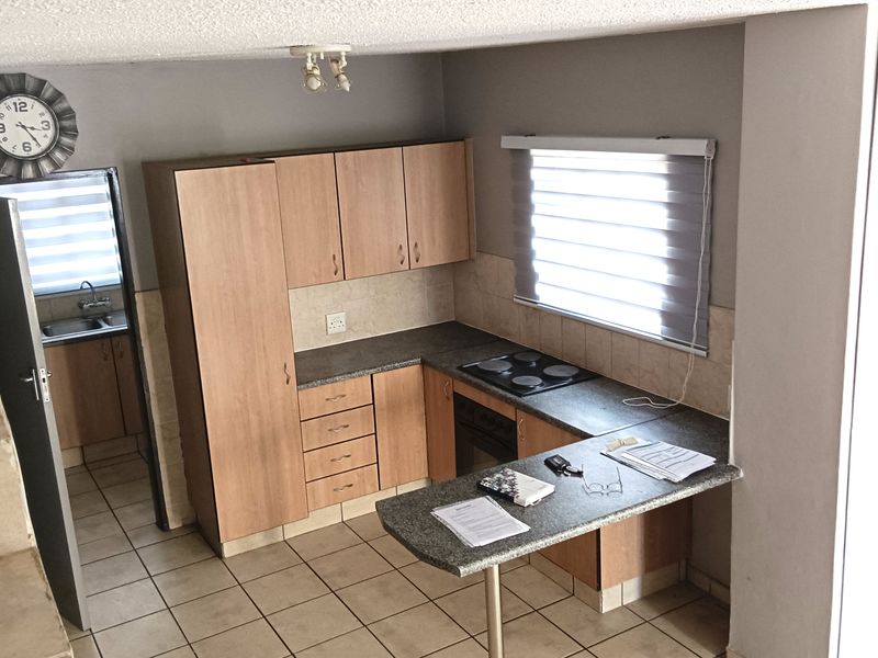 Stylish & Secure 2-Bedroom Duet in a Prime, High-Demand Estate - Photo 7