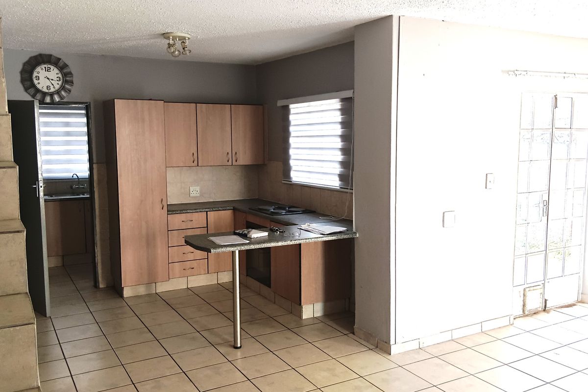 Stylish & Secure 2-Bedroom Duet in a Prime, High-Demand Estate - Photo 5