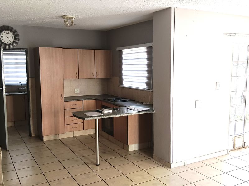 Stylish & Secure 2-Bedroom Duet in a Prime, High-Demand Estate - Photo 5